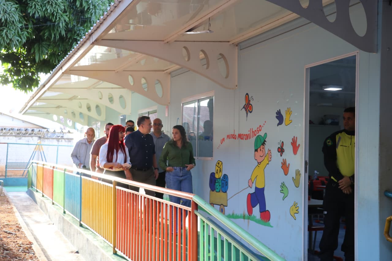 prefeito e secretaria visitam escola na comemoracao ao dia do estudante