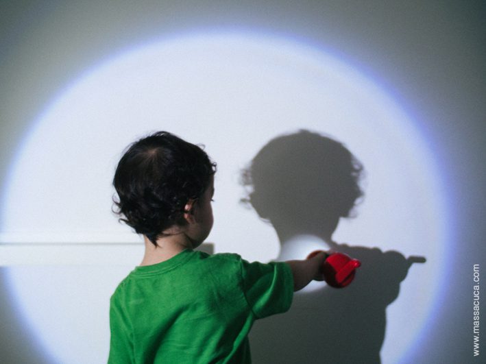 Read more about the article O que é isso na parede?  Brincando com luzes e sombras!