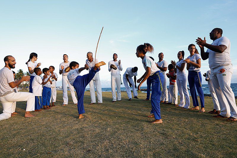 Capoeira: origem, características, tipos - Mundo Educação