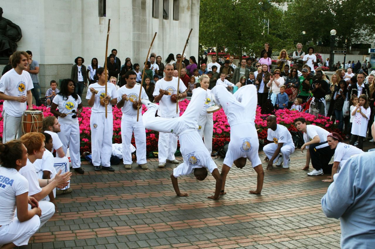 Capoeira: história, tipos, golpes, instrumentos - Brasil Escola